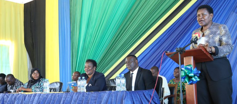 Waziri wa Ardhi, Nyumba na Maendeleo ya Makazi Dkt Angeline Mabula akizungumza wakati akifungua Mkutano wa Wadau kwa ajili ya kujadili Rasimu ya Mipango wa Matumizi ya Ardhi (DLUFP) ya Halmashauri ya Wilaya ya Nzega mkoani Tabora Juni 22 Juni 2022.
